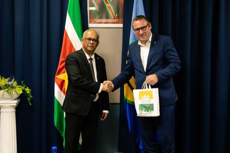 In conversation with ministers and mayor (DC) of Paramaribo image