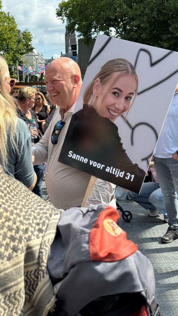 De protestmars femicide in Rotterdam, met duizenden vrouwen én mannen de straat op. image