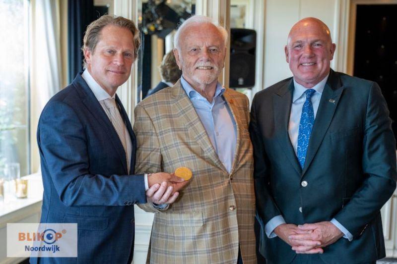 De 84-jarige ruimtevaartjournalist Piet Smolders ontvangt de Nederlandse Ruimtevaart Erepenning image