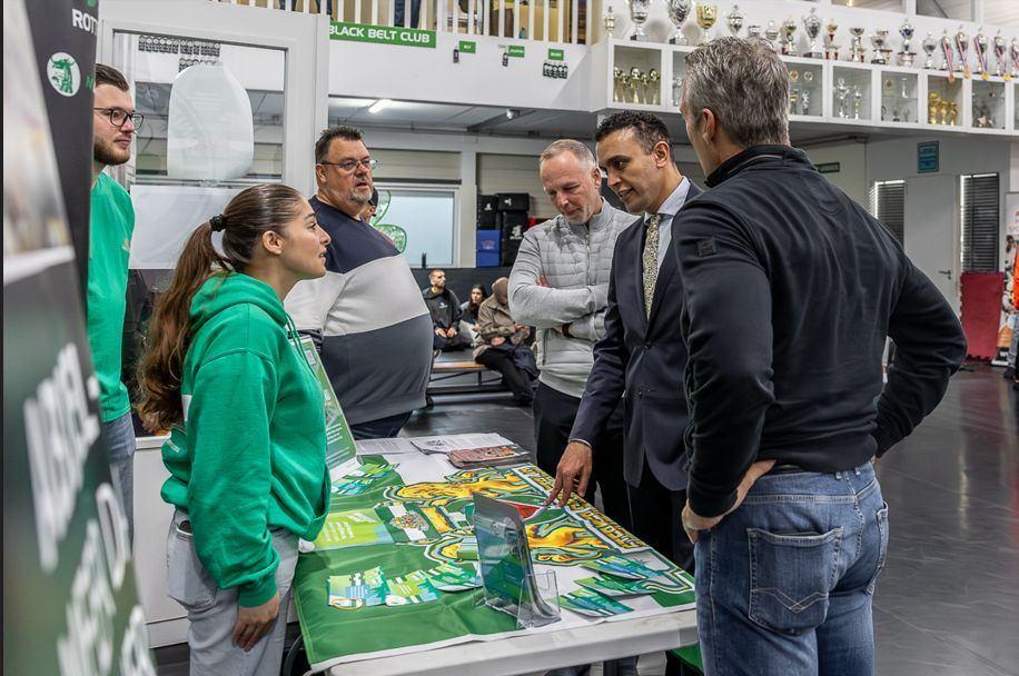 ๐๐๐ฆ๐๐ง ๐ฌ๐ญ๐๐ซ๐ค ๐ฏ๐จ๐จ๐ซ ๐๐๐ง ๐ข๐ง๐๐ฅ๐ฎ๐ฌ๐ข๐๐ ๐ฌ๐ฉ๐จ๐ซ๐ญ๐ค๐ฅ๐ข๐ฆ๐๐๐ญ image