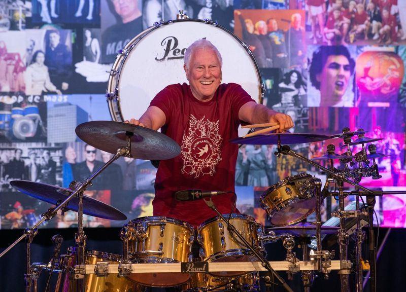 A fish named Fred x Cesar Zuiderwijk – De Naakte Waarheid image