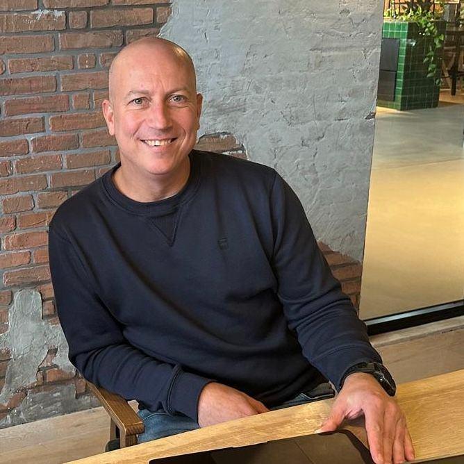 Yuri Van Helten Yuri Van Helten