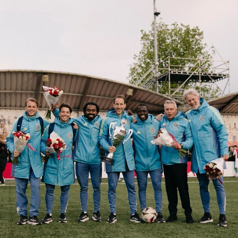 Onder het toeziend oog van assistent-trainer Lesly de Sa heeft zijn team Ajax O14 de KNVB Bekerfinale gewonnen, waarmee hij zijn eerste prijs in zijn loopbaan als trainer behaalde. image