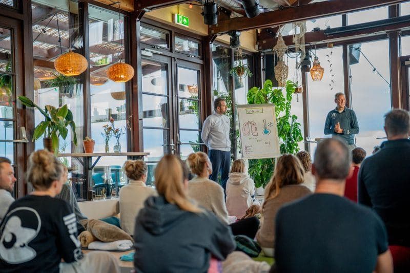 Zondag begonnen we met 23 mensen aan een intens uur ademtraining, diep, bewust en volledig aanwezig. image