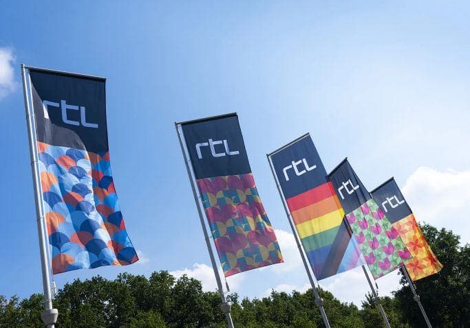 Megafusie des doods in medialand, pluriformiteit is weg image